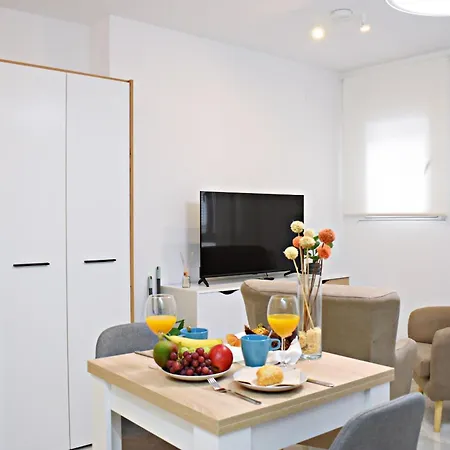 Apartment At La Isla Preciosos Cerca Del Centro De La Ciudad Y De La Playa Malaga